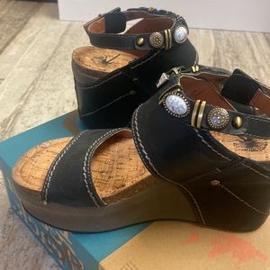 LIKE NEW IN BOX OTBT LAYOVER BLACK SIZE 7.5